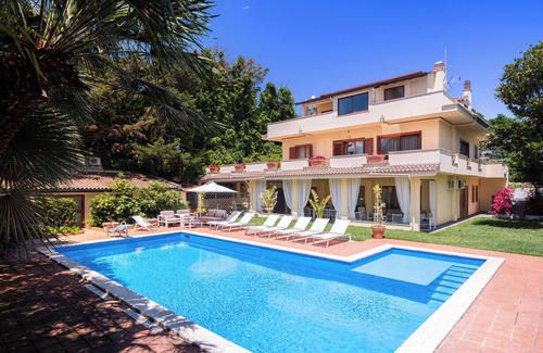 Palermo Villa | Villa surrounded by greenery with private pool, ideal for families and friends