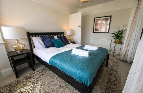 Hanham House | Warrington - Large Beautiful Home - Great Location In South West By StayStaycations