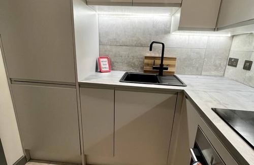 Kelvinbridge Apartment | 1 bed Apt in West End