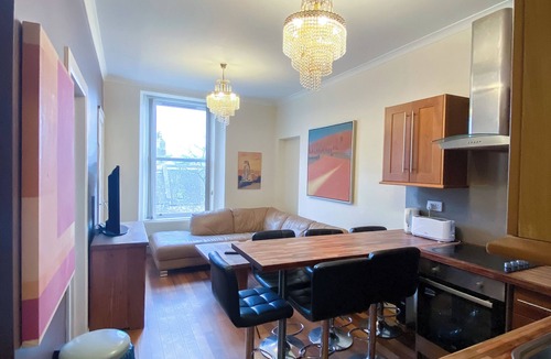 Old Town Apartment | 1 Minute From Royal Mile, Large 5 Bed Apartment