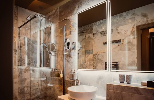 Shoreditch Apartment | 10-min to The City of London! King Size Bed & Sofa Bed with en-suite Bathroom.