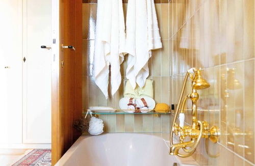 Mosciano Sant'Angelo Bed & Breakfast | 10 minutes from the sea. Villa with swimming pool, hot tub and relaxation room.