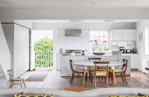 North Kensington House | 2.5m Notting Hill Loft Home Triple Aspect Privacy Chef Kitchen Portobello Road