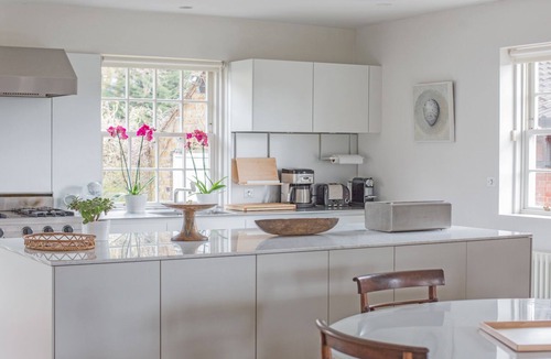 North Kensington House | 2.5m Notting Hill Loft Home Triple Aspect Privacy Chef Kitchen Portobello Road