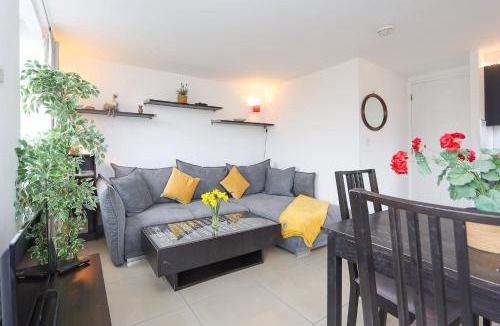 Golborne Apartment | 2-bed 2-bath flat around the corner from Portobello Market