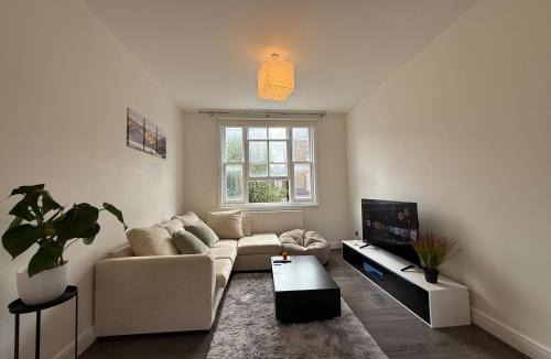 London City Centre Apartment | 2-Bed Apartment - Sleeps 4 Pets Ok & Balcony