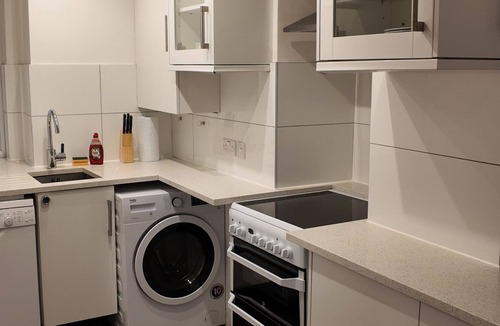City of Westminster Apartment | 2-bedroom apartment in charming London with AC BK1