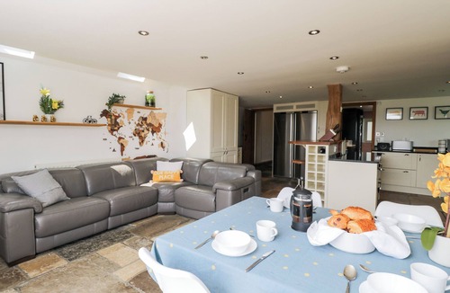 Bicester House | 2 DEWARS FARM COTTAGES, pet friendly in Middleton Stoney
