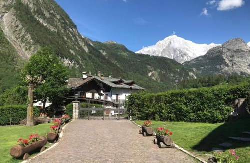 Pallusieux Apartment | 2 Rooms With Mt. Blanc View and Garden