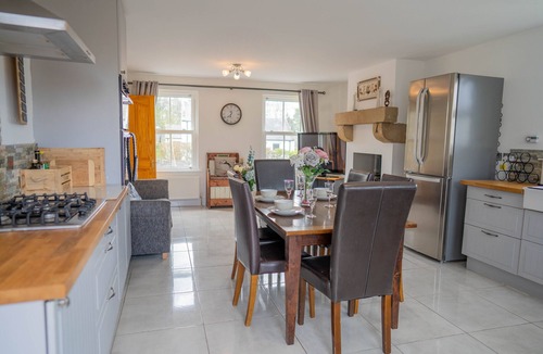 Ballycastle House | 25 mins from Open Golf Portrush 2025. Large Family Friendly House, Sleeps 8.