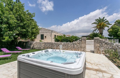 Rosolini House | 250 m² Maisonette ∙ 6 bedrooms ∙ 15 guests