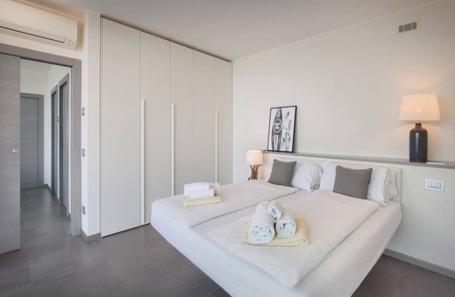 Torri del Benaco Villa | 250 m² Villa ∙ 5 bedrooms ∙ 10 guests