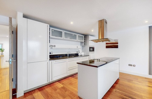 Swiss Cottage Apartment | 2Bed, 2Bath with Balcony & Lift - 2min to station