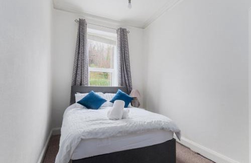 Liberton Apartment | 3 bedrooms bungalow, sleeps 6, free parking with garden