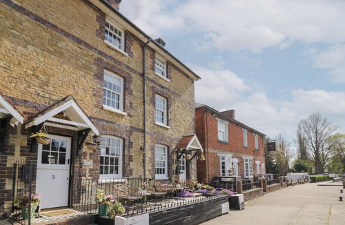 Stoke Bruerne Cottage | 3 CANALSIDE COTTAGES, pet friendly in Roade