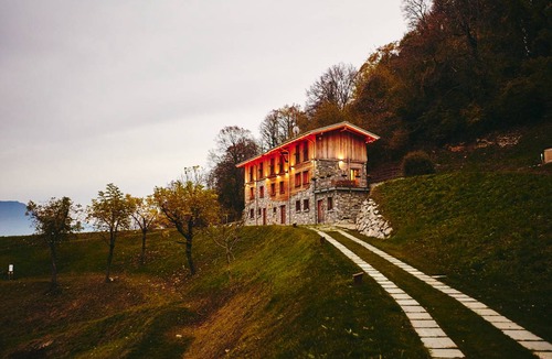 Civenna Ski Chalet | 300 m² Chalet ∙ 2 bedrooms ∙ 15 guests