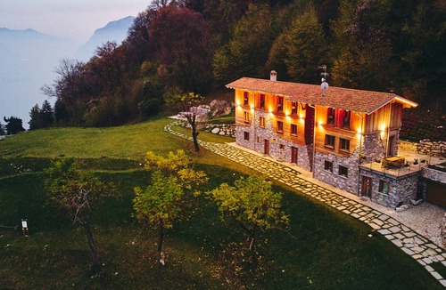 Civenna Ski Chalet | 300 m² Chalet ∙ 2 bedrooms ∙ 15 guests
