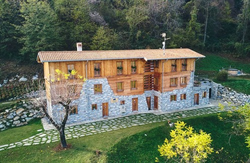 Civenna Ski Chalet | 300 m² Chalet ∙ 2 bedrooms ∙ 15 guests