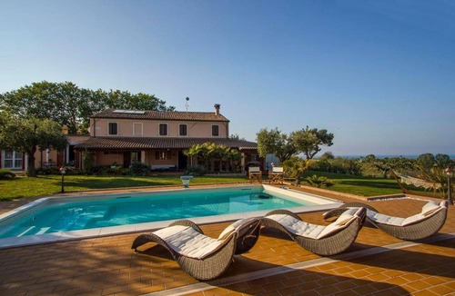 San Costanzo House | 300 m² House ∙ 6 bedrooms ∙ 12 guests