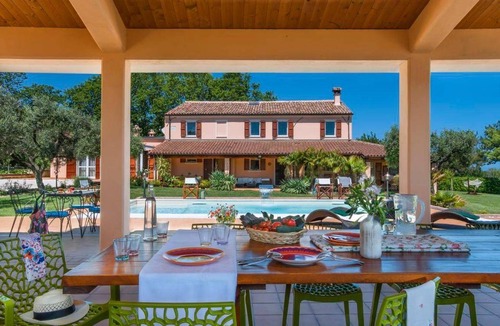 San Costanzo House | 300 m² House ∙ 6 bedrooms ∙ 12 guests