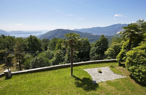 Comero Apartment | 3½-room corner apartment in a prestigious villa from 1850 with solar-heated pool