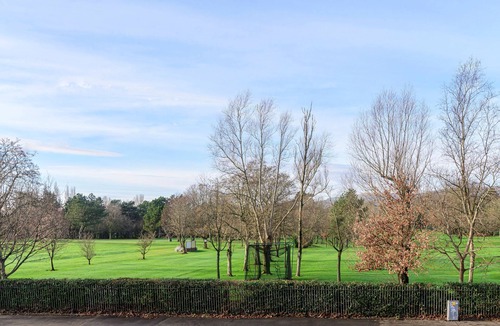 Ormeau House | 4 Star Spacious Luxury. Free Parking and superfast WIFI. Close to city.