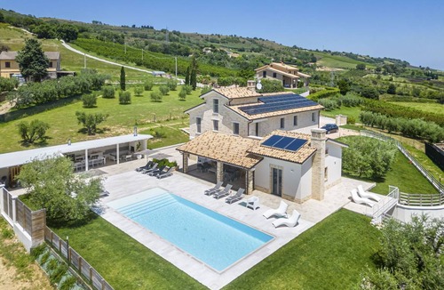 Monterubbiano Villa | 420 m² Villa ∙ 8 bedrooms ∙ 15 guests