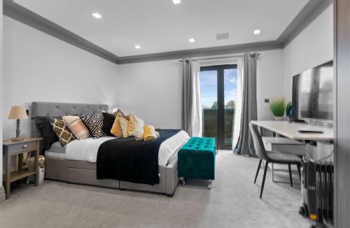 Cantelowes Apartment | 4Bedroom, 3Bath Retreat with Extra Toilet & Private Garden Oasis