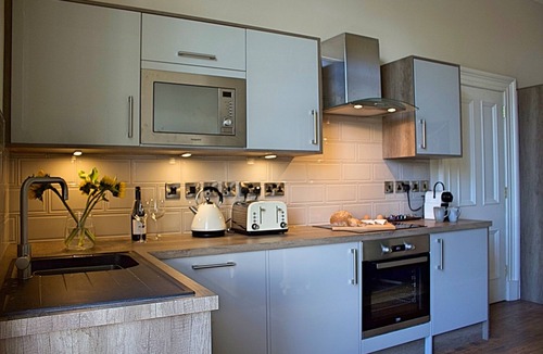 Stirling Apartment | 5 minutes walk from the station and local amenities.