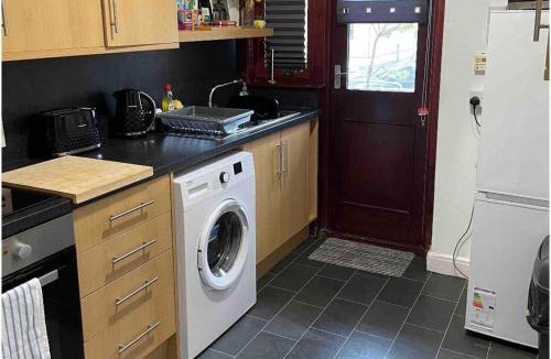 Montrose Apartment | 6 Guests - Parking - Patio - Near Coast
