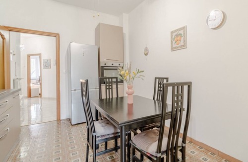 San Donato - Campidoglio Apartment | 85 sqm apartment for 6 people, located on the first floor of a building with an elevator (not suitable for people with disabilities). It features two balconies and is situated in a very quiet neighborhood, just steps from Parco Dora, full of greenery, bi