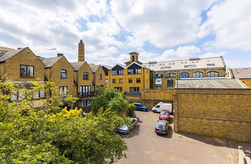 Island Gardens House | A Beautiful Luxurious 4Bedrooms 2 Bathrooms and a Guest Toilet