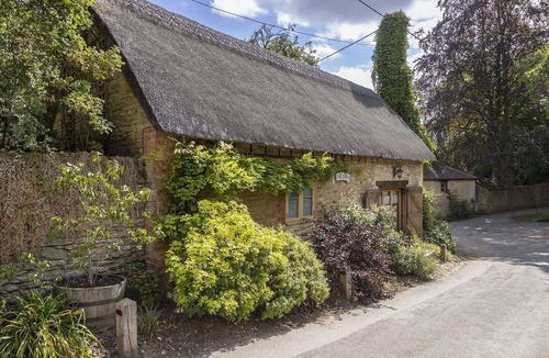 Chipping Norton Cottage | A delightful dog friendly thatched holiday cottage - The Barn by the Ford