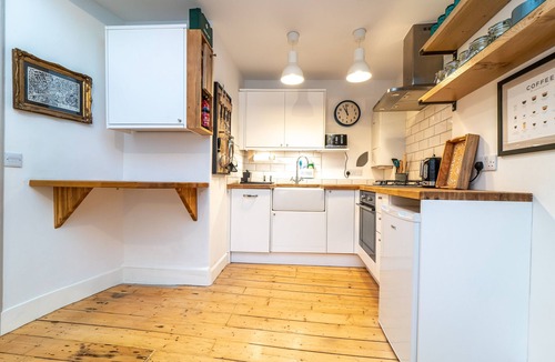Gifford Apartment | A fabulously designed one-bed apartment in a superb location. Sleeps 2.