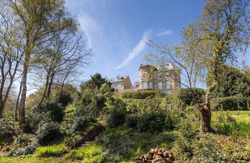 Shanklin Apartment | A first-floor apartment with an elegant balcony and views out to sea.