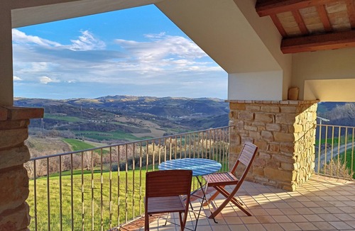 Castiglione Messer Raimondo Apartment | A spacious 2 bedroom apartment with stunning panoramic views at La Stradella