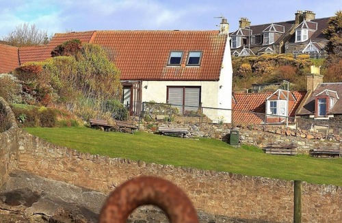 Lower Largo Cottage | A stunning 3 bedroomed house with a commanding view over the harbour of Lower Largo