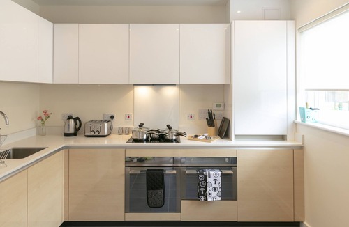 Trumpington House | Addenbrookes Townhouse with Parking and sleeps 6 ; 5 mins to Papworth hospital