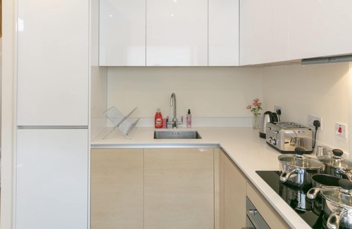 Trumpington House | Addenbrookes Townhouse with Parking and sleeps 6 ; 5 mins to Papworth hospital