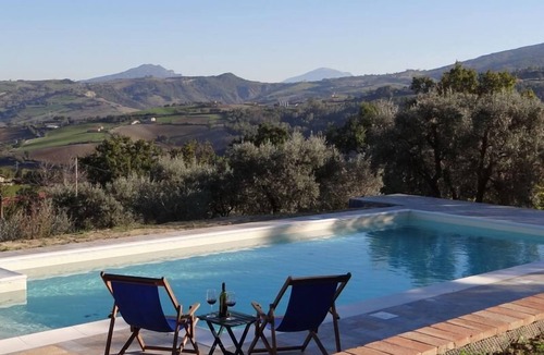 Penna San Giovanni House | Affordable villa with stunning views