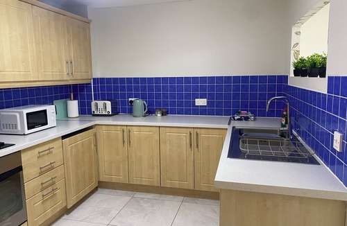 Cathedral Quarter Apartment | Albert Clock/Customs House Square. 2 Bed, Parking.