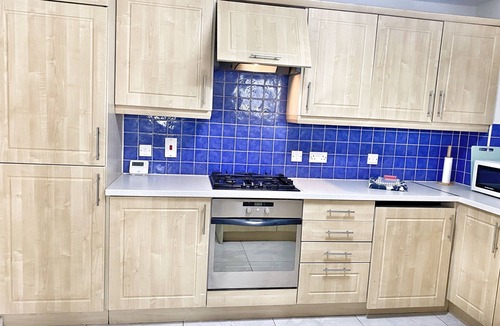 Cathedral Quarter Apartment | Albert Clock/Customs House Square. 2 Bed, Parking.