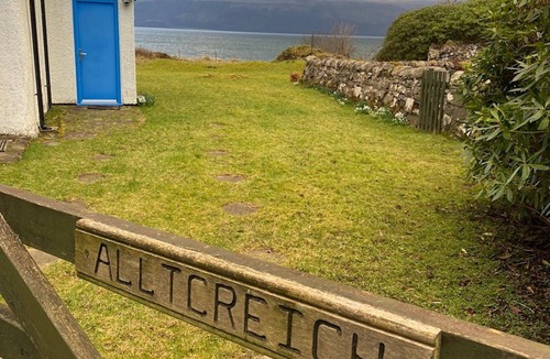 Gruline Cottage | Alltcreich - shore side pet-friendly cottage with amazing views