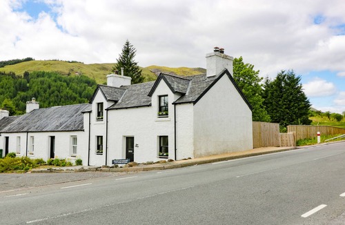 Tyndrum Cottage | ALMA COTTAGE, pet friendly, with a garden in Tyndrum