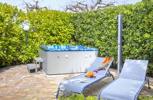 Sant'Agata sui Due Golfi Villa | AMORE RENTALS - Resort Ravenna - Villa Dama with Hot Tub, Shared Swimming Pool, Ideal for Events