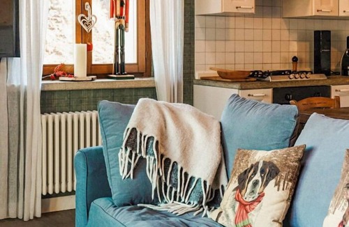 Levo House | An oasis in the middle of nature: Tastefully furnished 3-room stone house with swimming pond