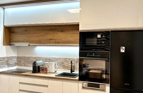 Sremska Mitrovica Apartment | Apartman Lux-besplatno korišćenje zasebne garaže