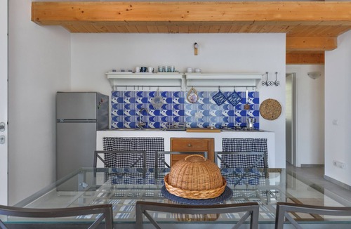 Madonna delle Grazie Apartment | Apartment 'Artistica 5' with Sea View, Shared Terrace and Air Conditioning
