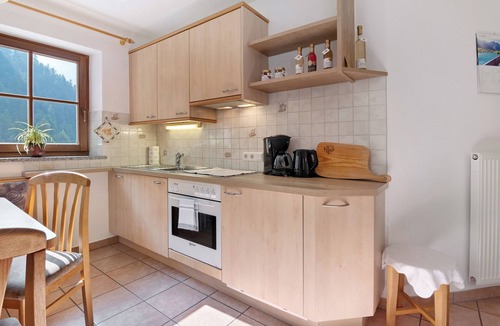 Senales Apartment | Apartment 'Ausser Brugghof Heidi' with Mountain View, Shared Garden and Wi-Fi