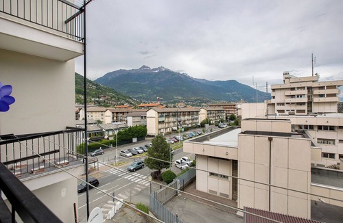Aosta Apartment | Apartment 'Casa Rosa' with Mountain View and Balcony